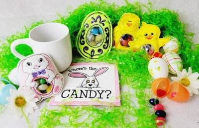 Cute and Clever Easter Treat Bags with coordinating Mug Rug